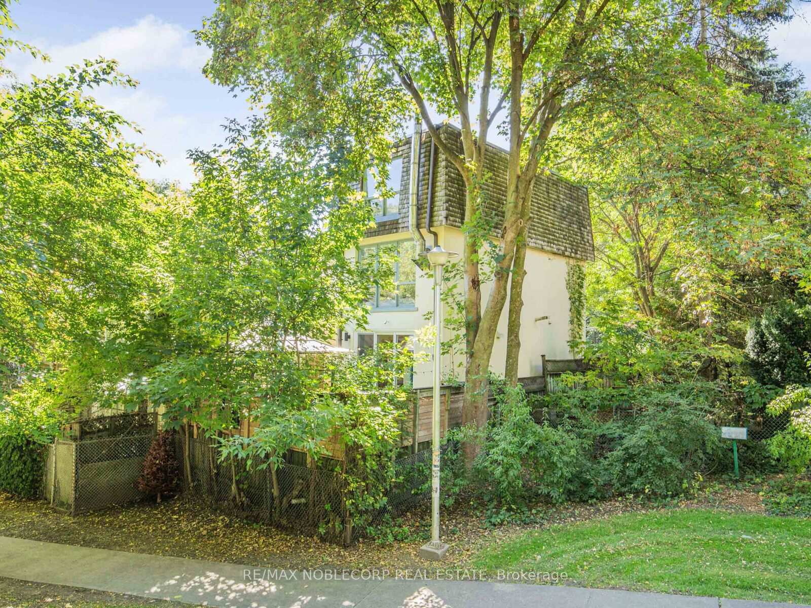 Photo 22 of 11 Hill crest Avenue, Toronto, Cabbagetown-South St. James Town — HOMEH