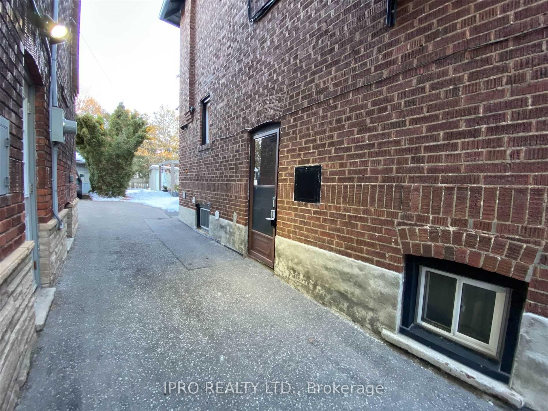 Photo 2 of Unit Bsmt, 17 Glebe Road E, Toronto, Mount Pleasant West — HOMEH
