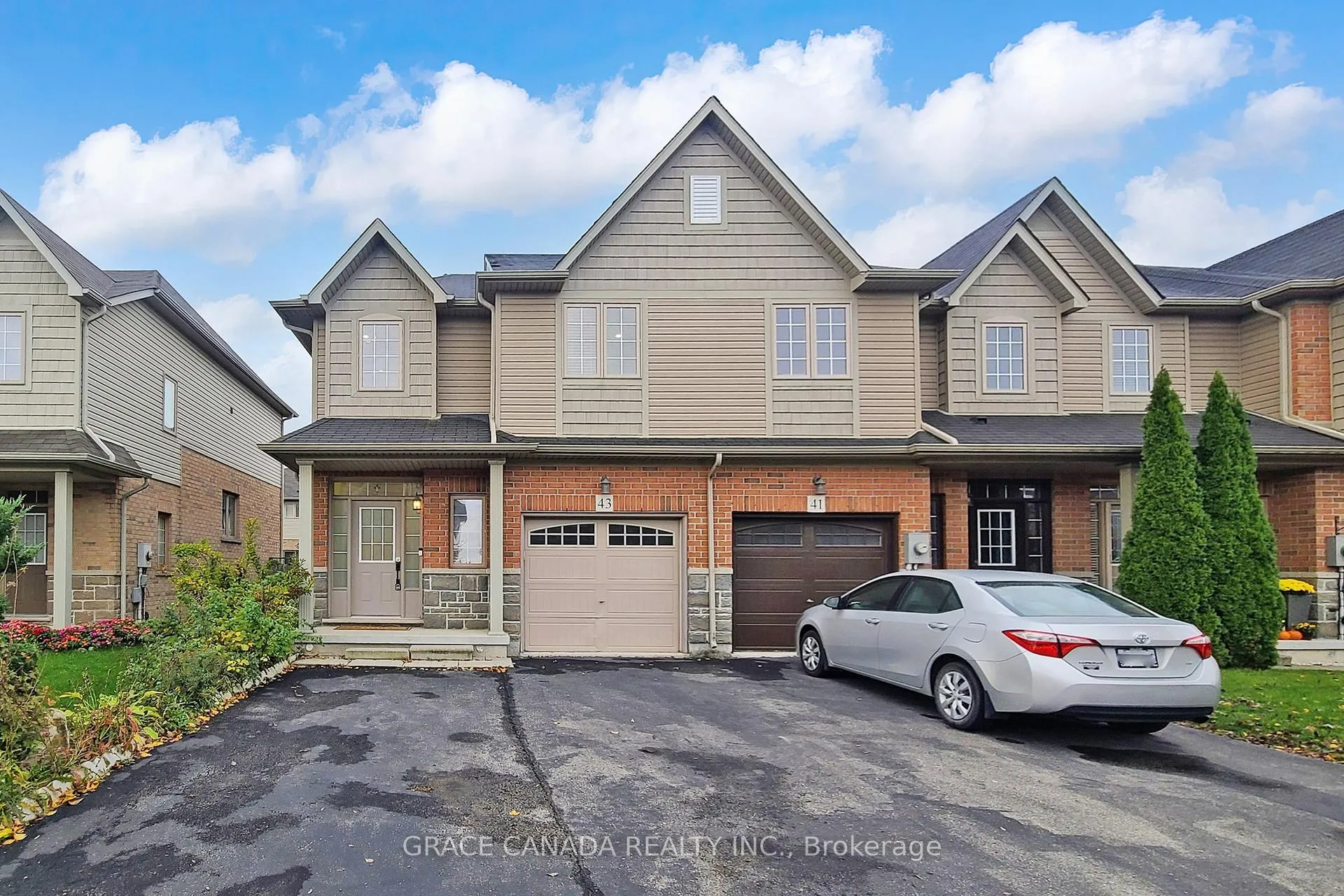 Photo 2 of 43 Bankfield Crescent, Hamilton, Stoney Creek Mountain — HOMEH