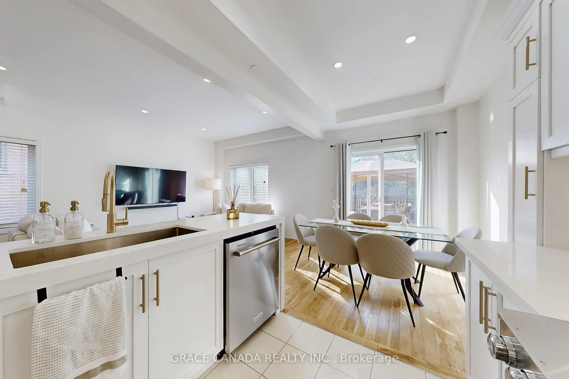 Photo 12 of 43 Bankfield Crescent, Hamilton, Stoney Creek Mountain — HOMEH