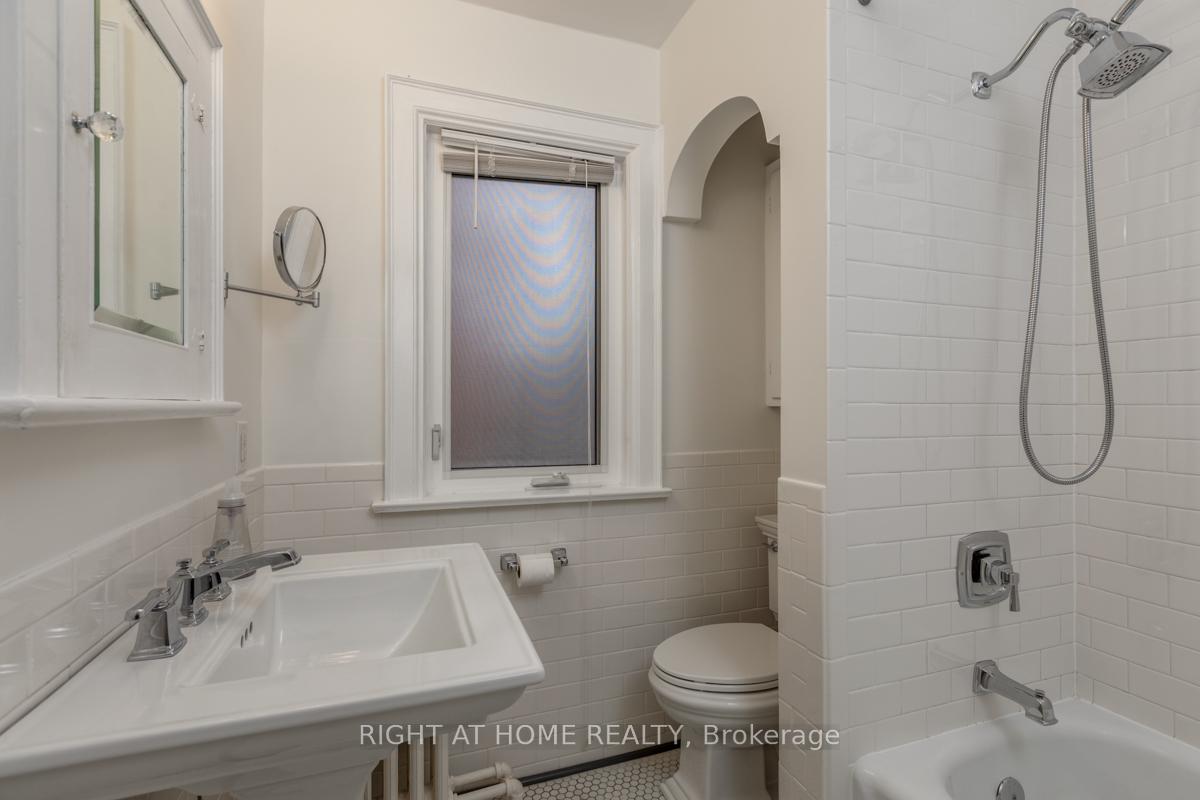 Photo 13 of 94 Roe Avenue, Toronto, Bedford Park-Nortown — HOMEH