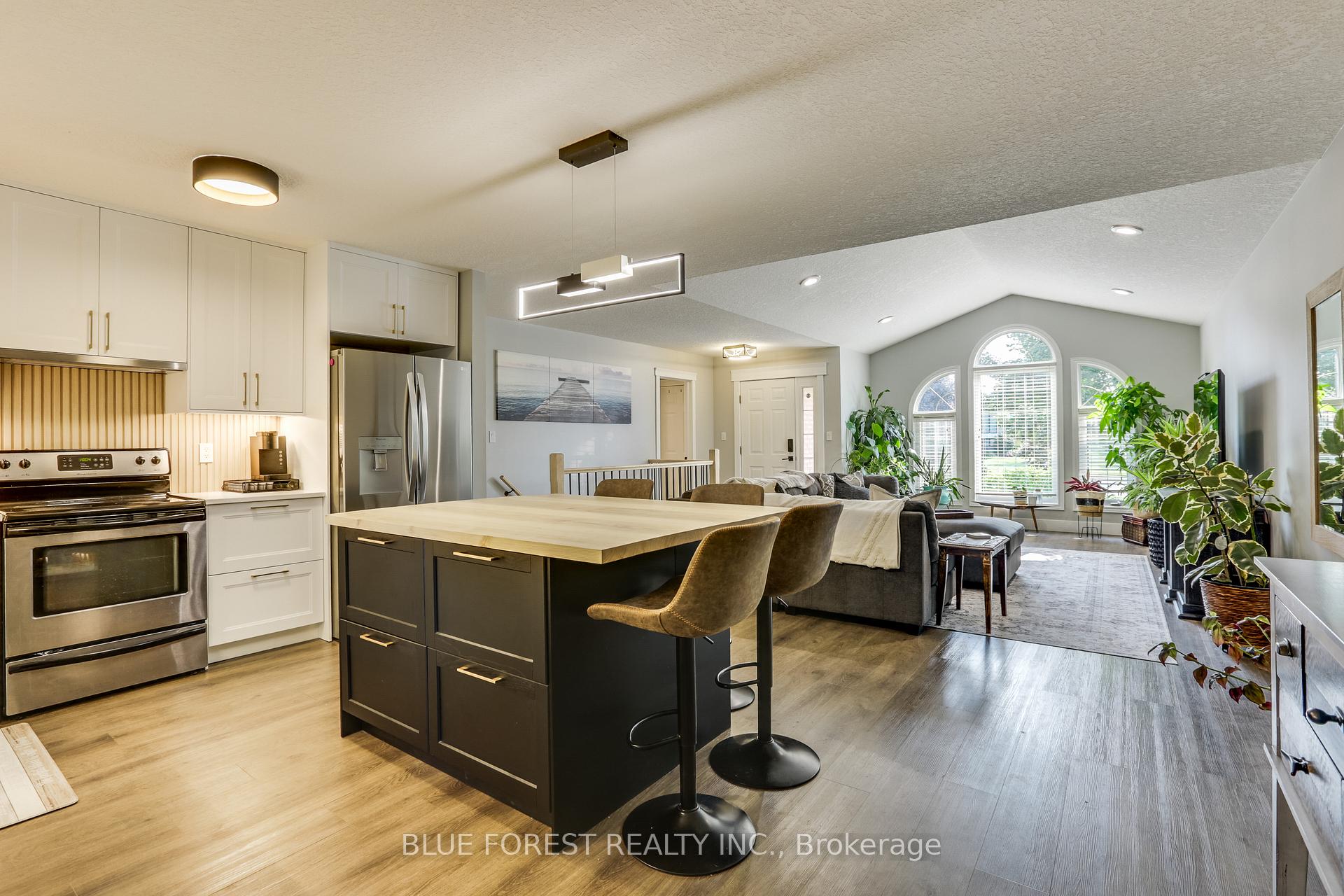 Photo 3 of 512 Darcy Drive, Strathroy-Caradoc, NE — HOMEH