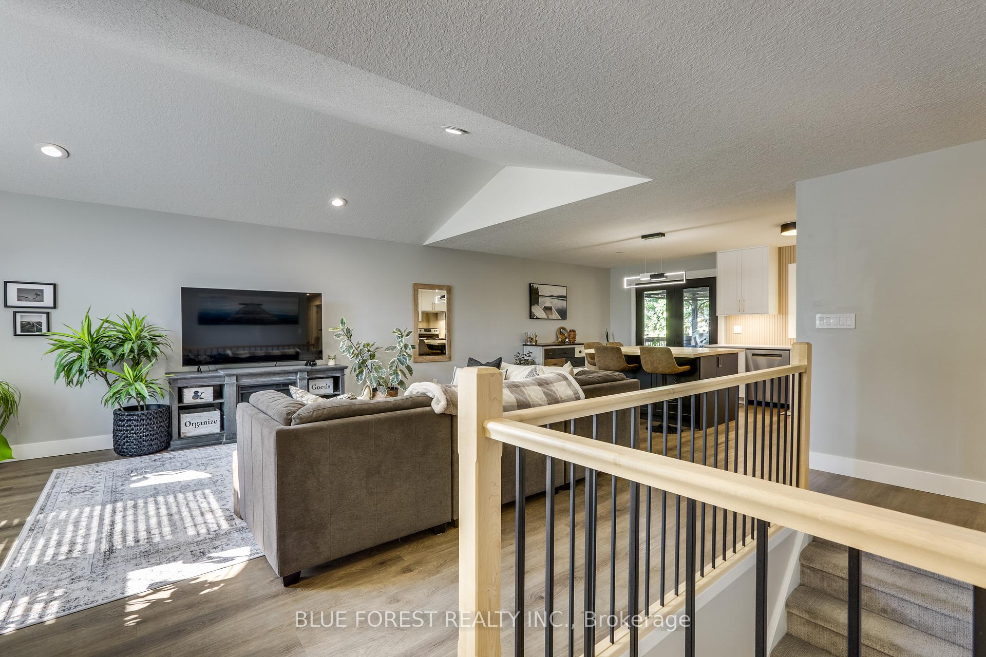 Photo 4 of 512 Darcy Drive, Strathroy-Caradoc, NE — HOMEH