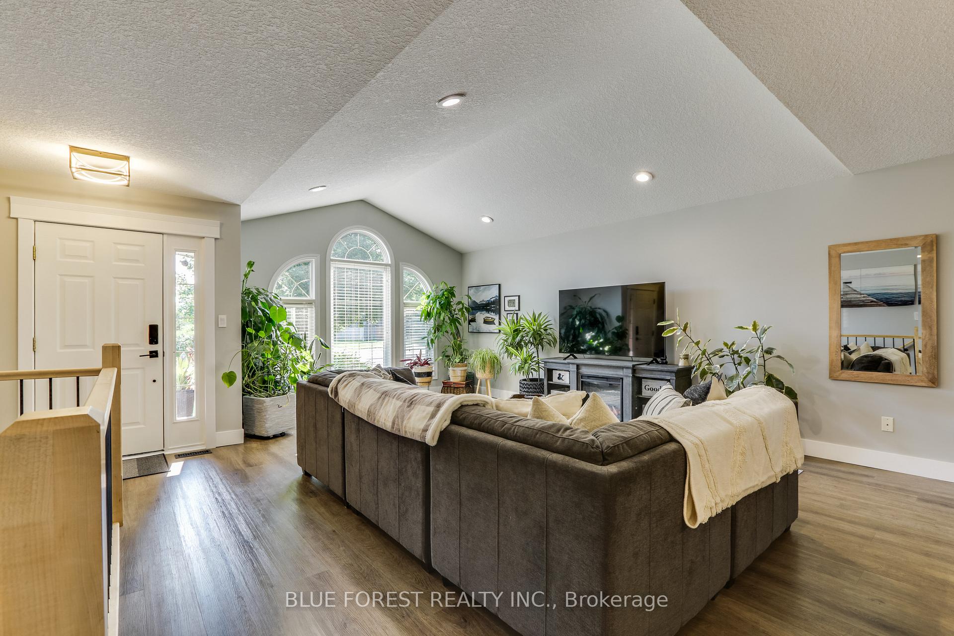 Photo 5 of 512 Darcy Drive, Strathroy-Caradoc, NE — HOMEH