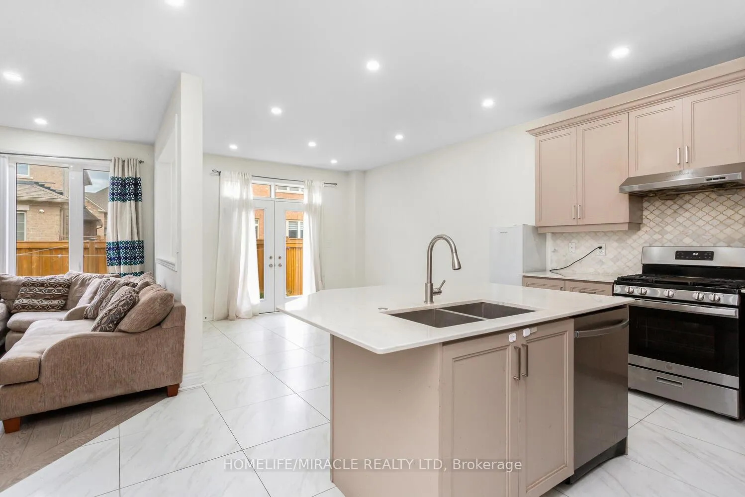 Photo 10 of 3 Farringdon Crescent, Brampton, Northwest Brampton — HOMEH