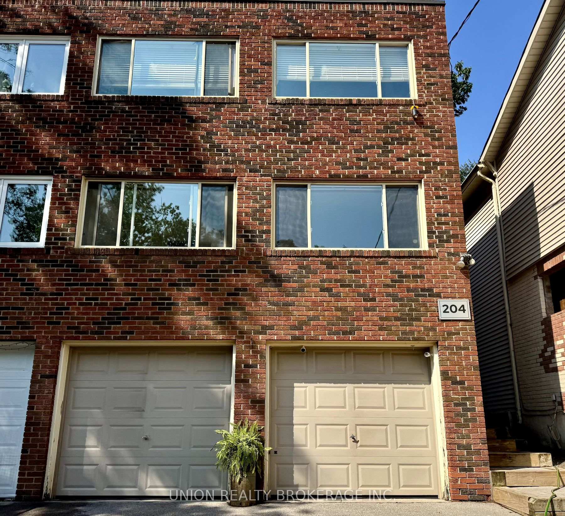 Front of Unit Main, 204 Kenilworth Avenue