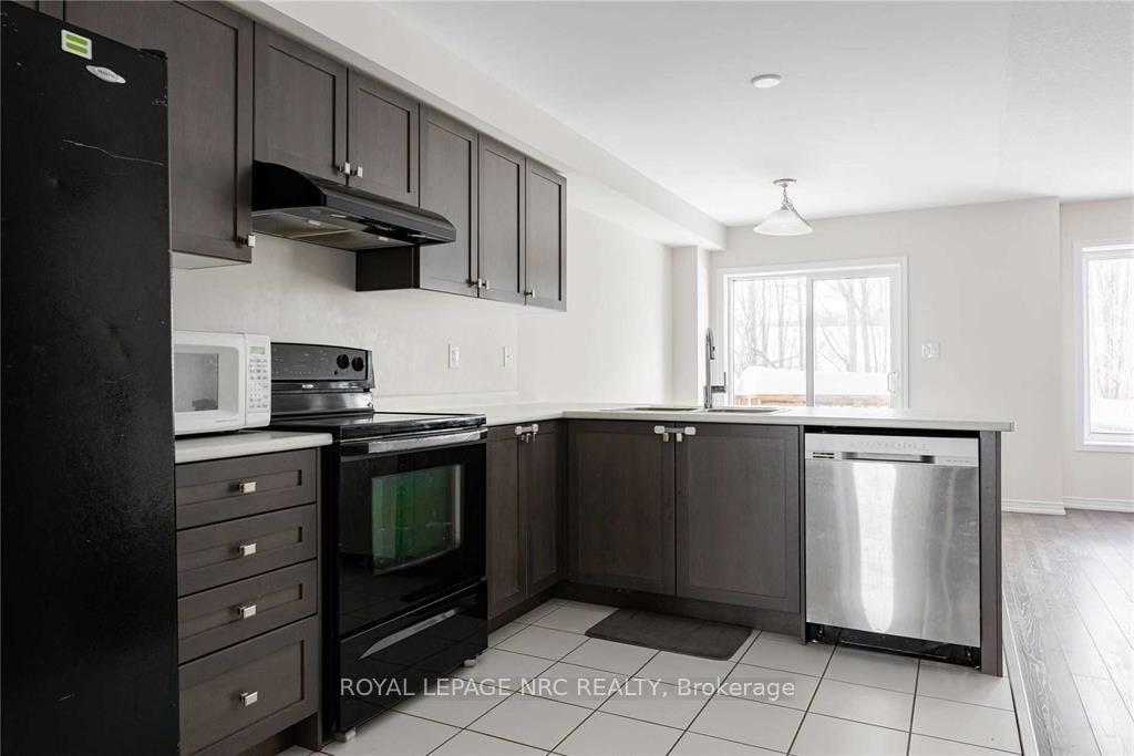 Photo 3 of 214 Esther Crescent, Thorold, Hurricane/Merrittville — HOMEH