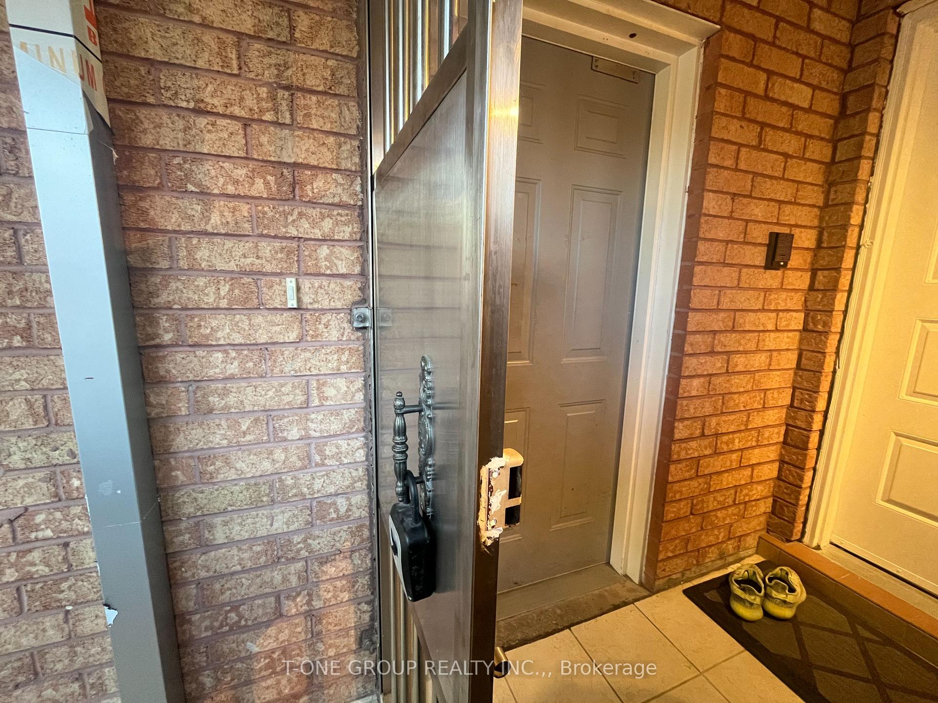 Photo 14 of 16 Fabray Court, Scarborough, Steeles — HOMEH