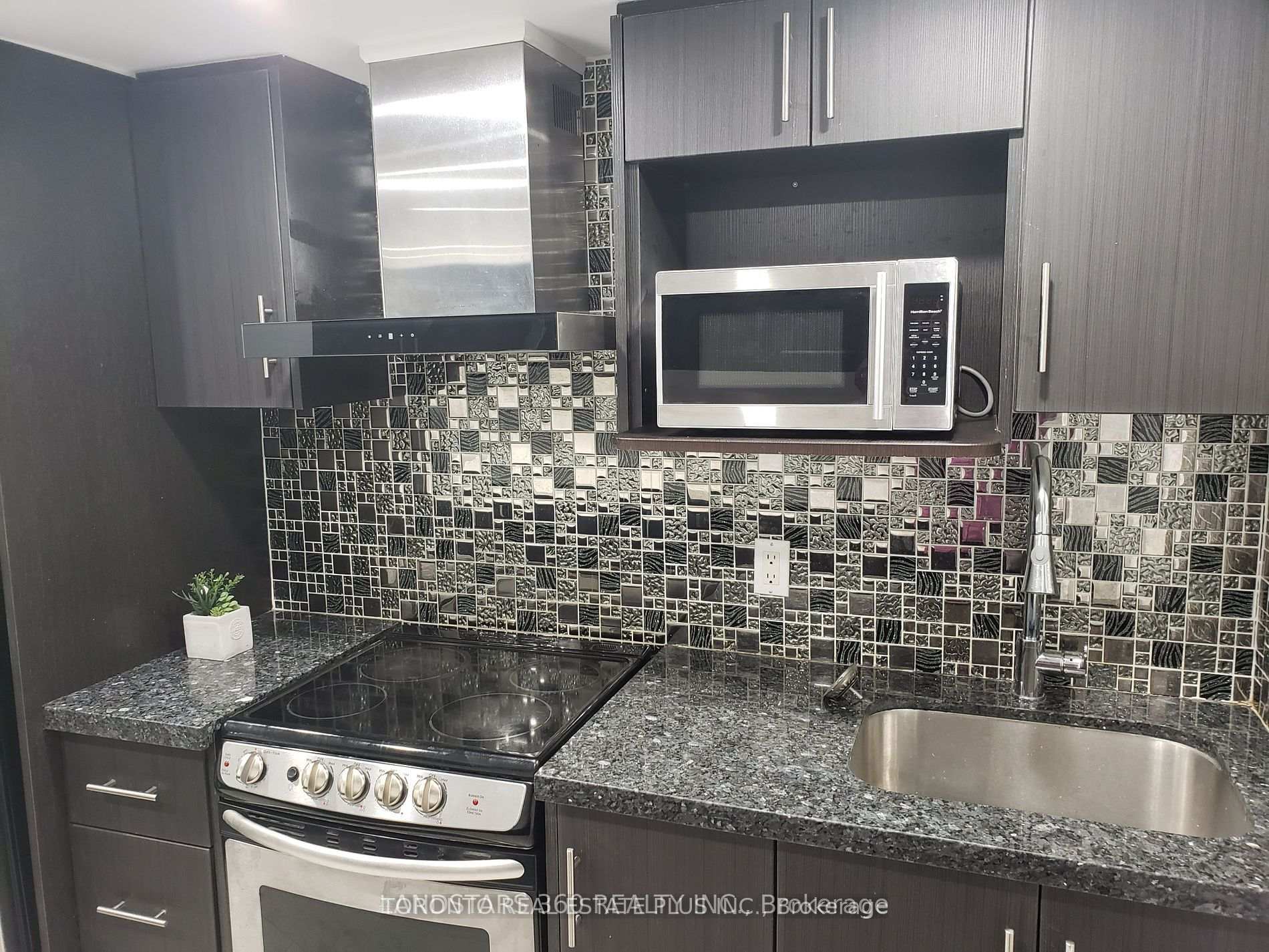 Front of Unit Lower, 88 Harris Avenue