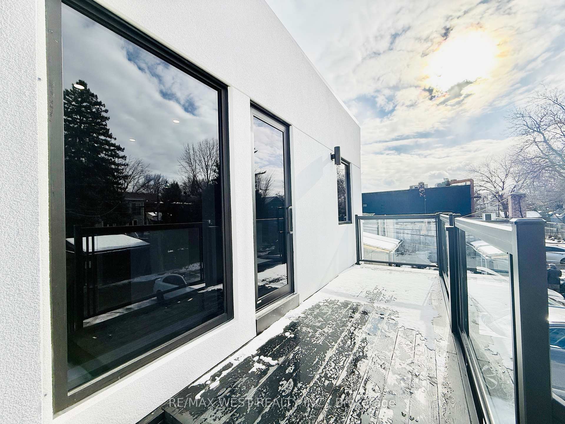 Photo 3 of Unit 2, 1618 Bayview Avenue, Toronto, Mount Pleasant East — HOMEH