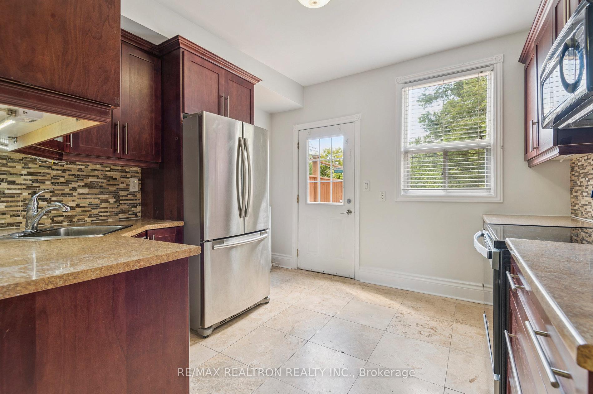Photo 11 of 10 Coxwell Avenue, Toronto, Greenwood-Coxwell — HOMEH