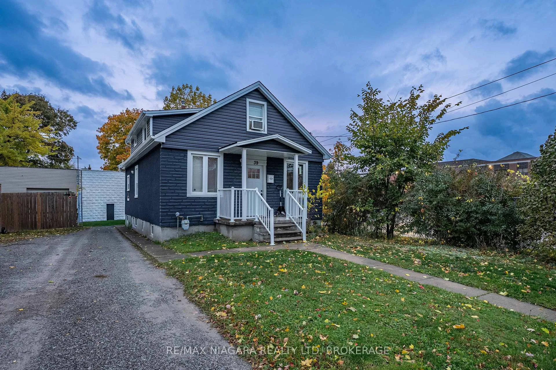 Front of 39 Carleton Street N