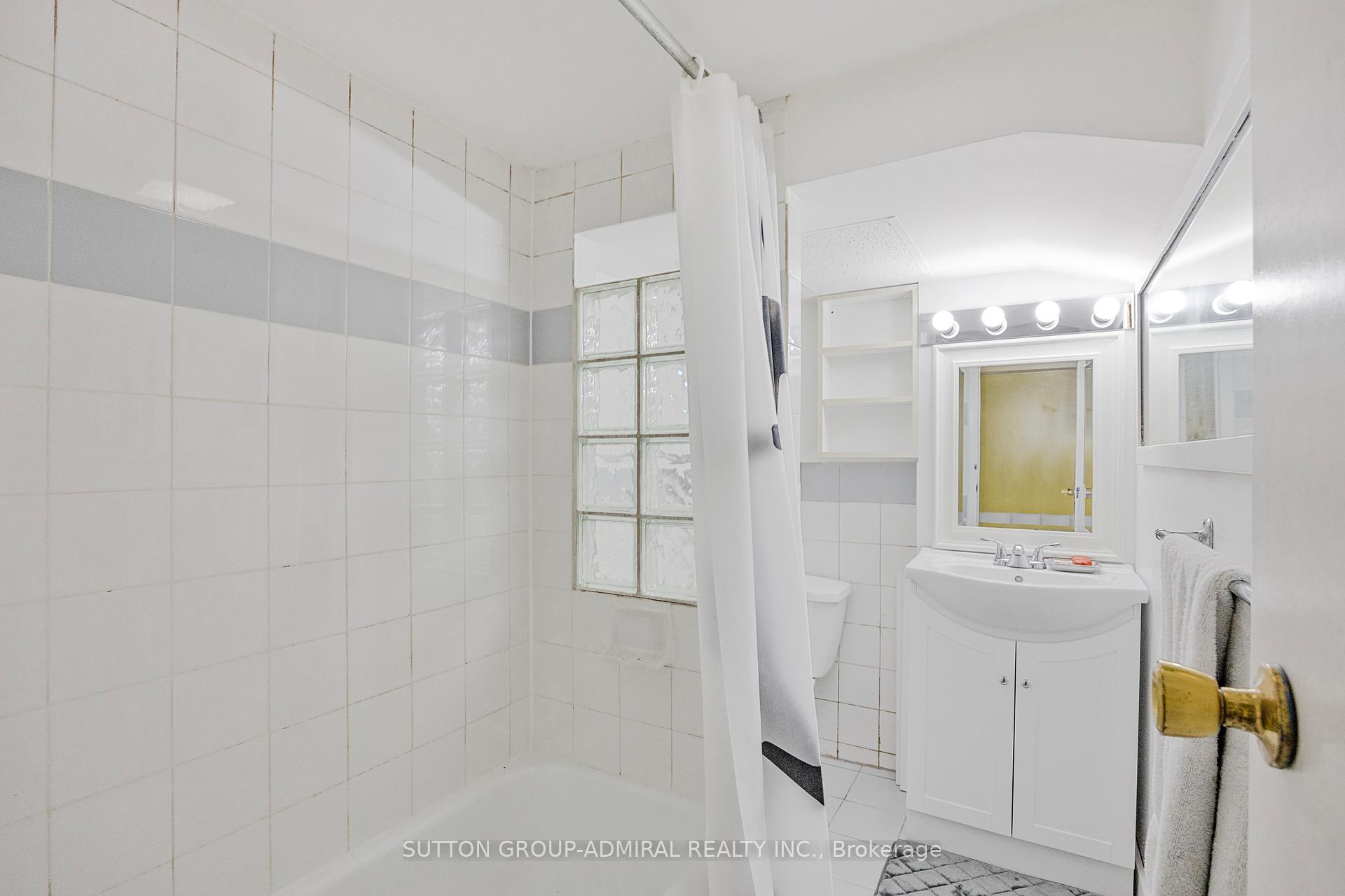 Photo 18 of 30 Everett Crescent, Toronto, Woodbine-Lumsden — HOMEH