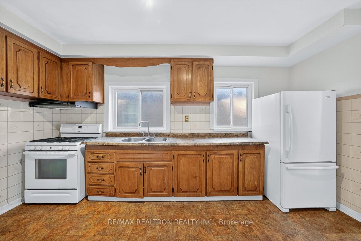 Photo 12 of 152 Gloucester Grove, Toronto, Oakwood Village — HOMEH