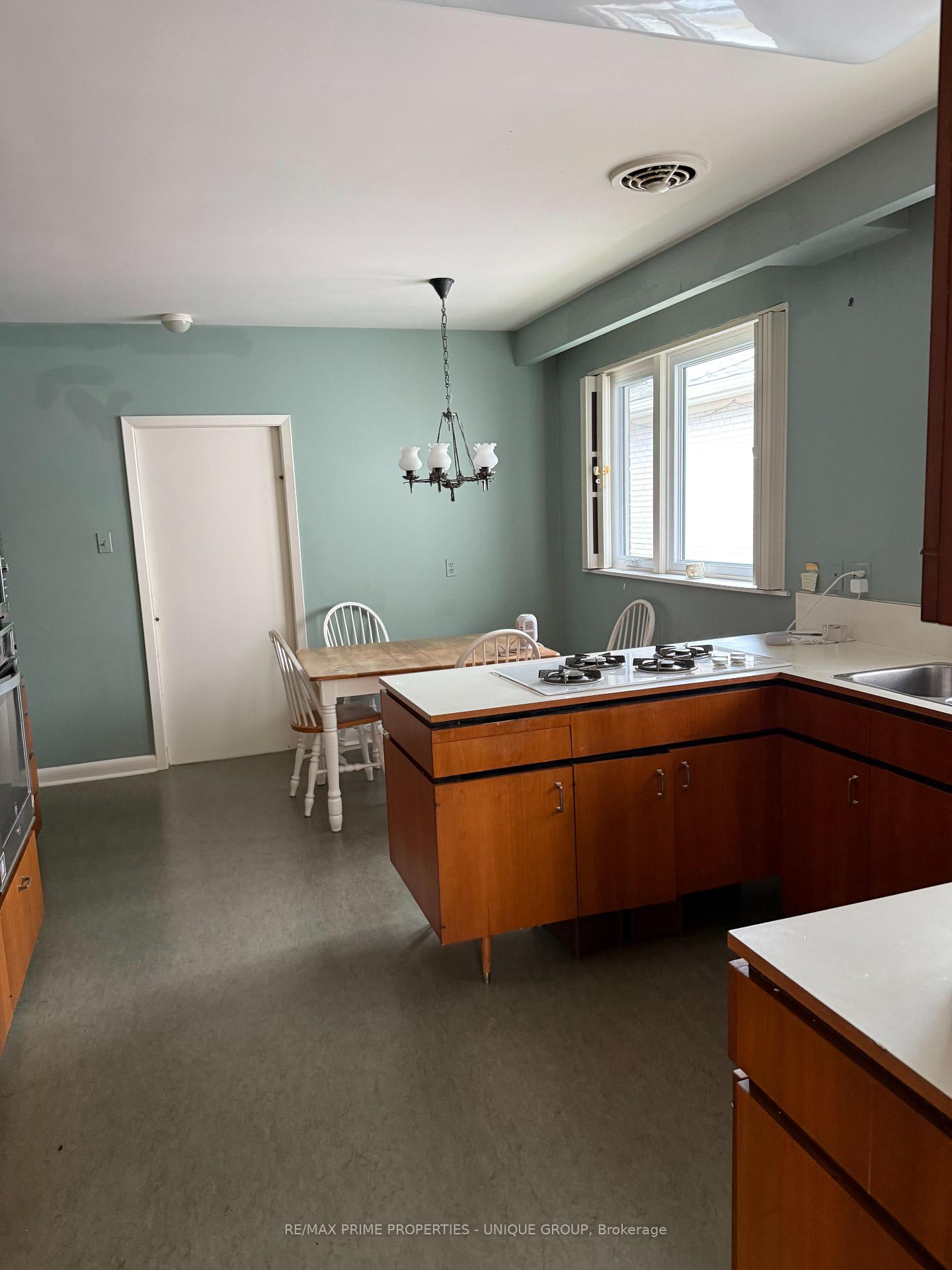 Photo 7 of 86 Prue Avenue, Toronto, Englemount-Lawrence — HOMEH