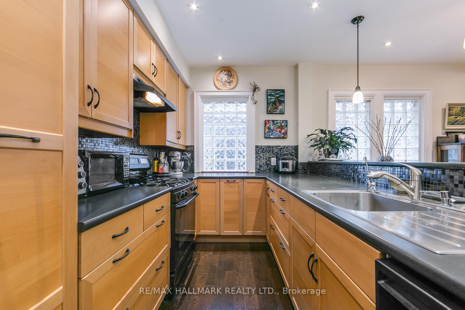 Photo 15 of Unit Upper, 33 Wineva Avenue, Toronto, The Beaches — HOMEH