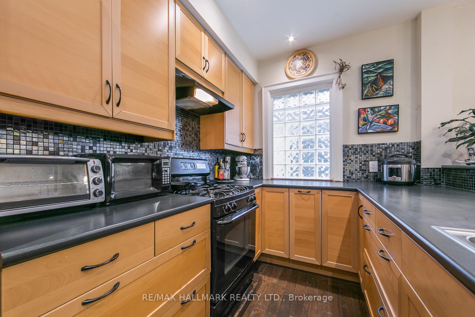 Photo 17 of Unit Upper, 33 Wineva Avenue, Toronto, The Beaches — HOMEH