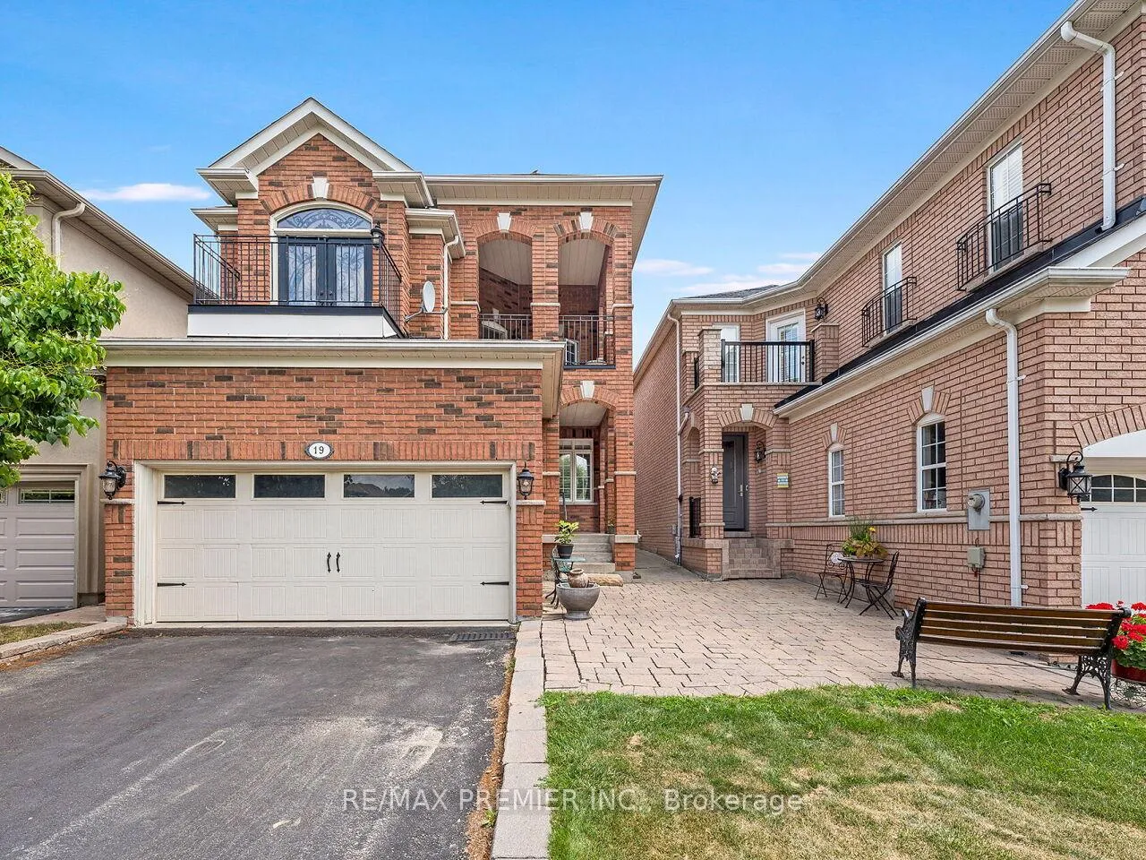 Photo 2 of 19 Medley Court, Vaughan, Maple — HOMEH