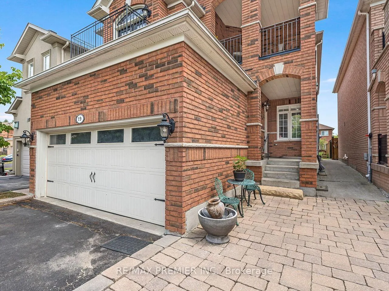 Photo 3 of 19 Medley Court, Vaughan, Maple — HOMEH