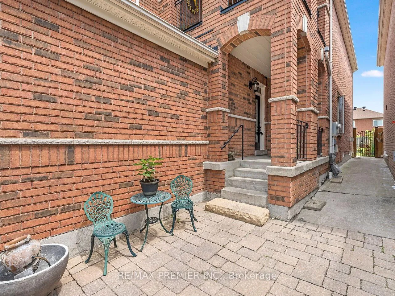 Photo 4 of 19 Medley Court, Vaughan, Maple — HOMEH