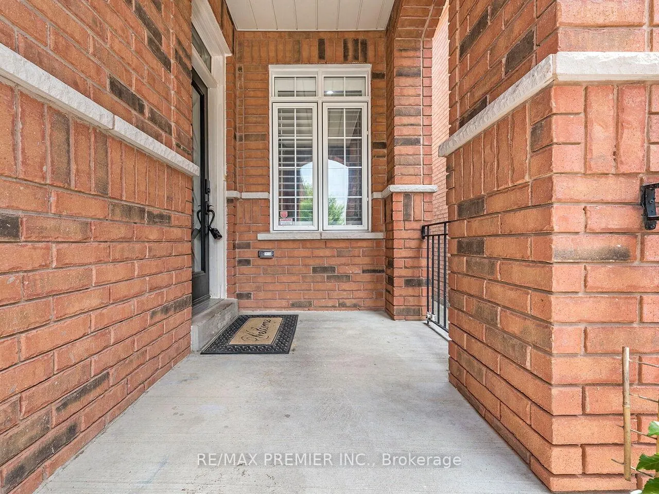 Photo 5 of 19 Medley Court, Vaughan, Maple — HOMEH