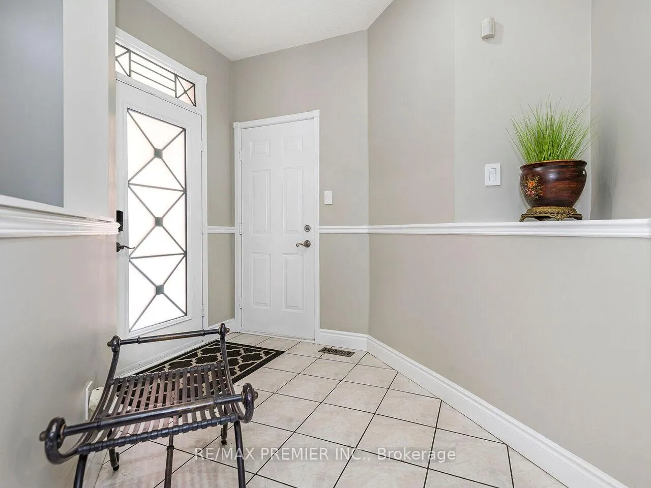 Photo 6 of 19 Medley Court, Vaughan, Maple — HOMEH