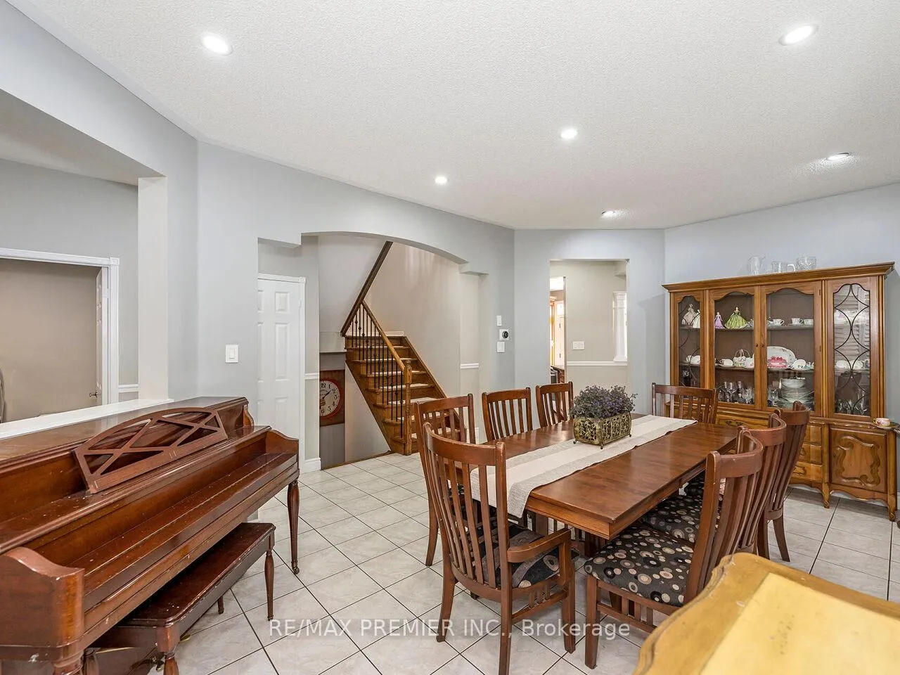 Photo 9 of 19 Medley Court, Vaughan, Maple — HOMEH