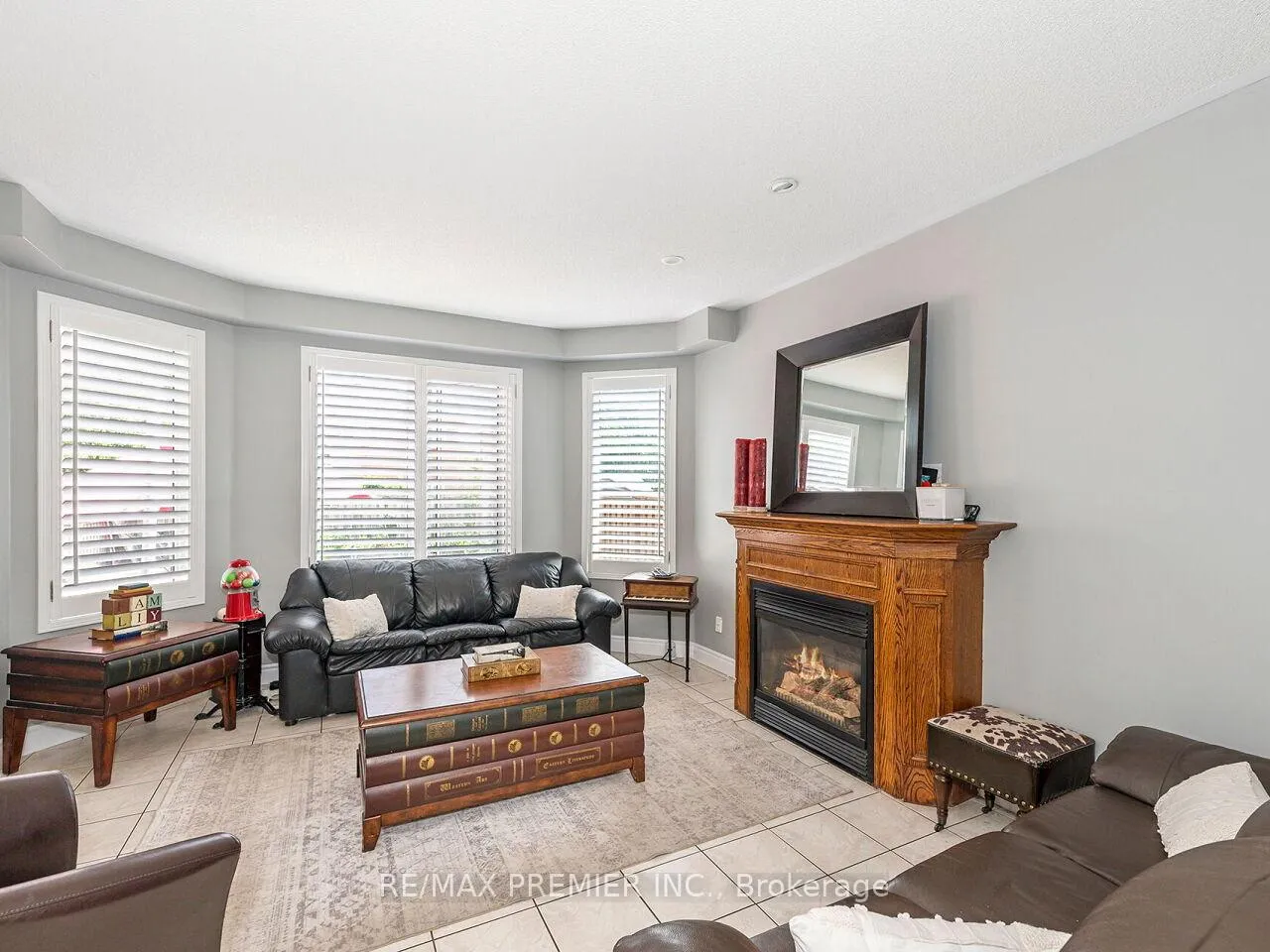 Photo 11 of 19 Medley Court, Vaughan, Maple — HOMEH