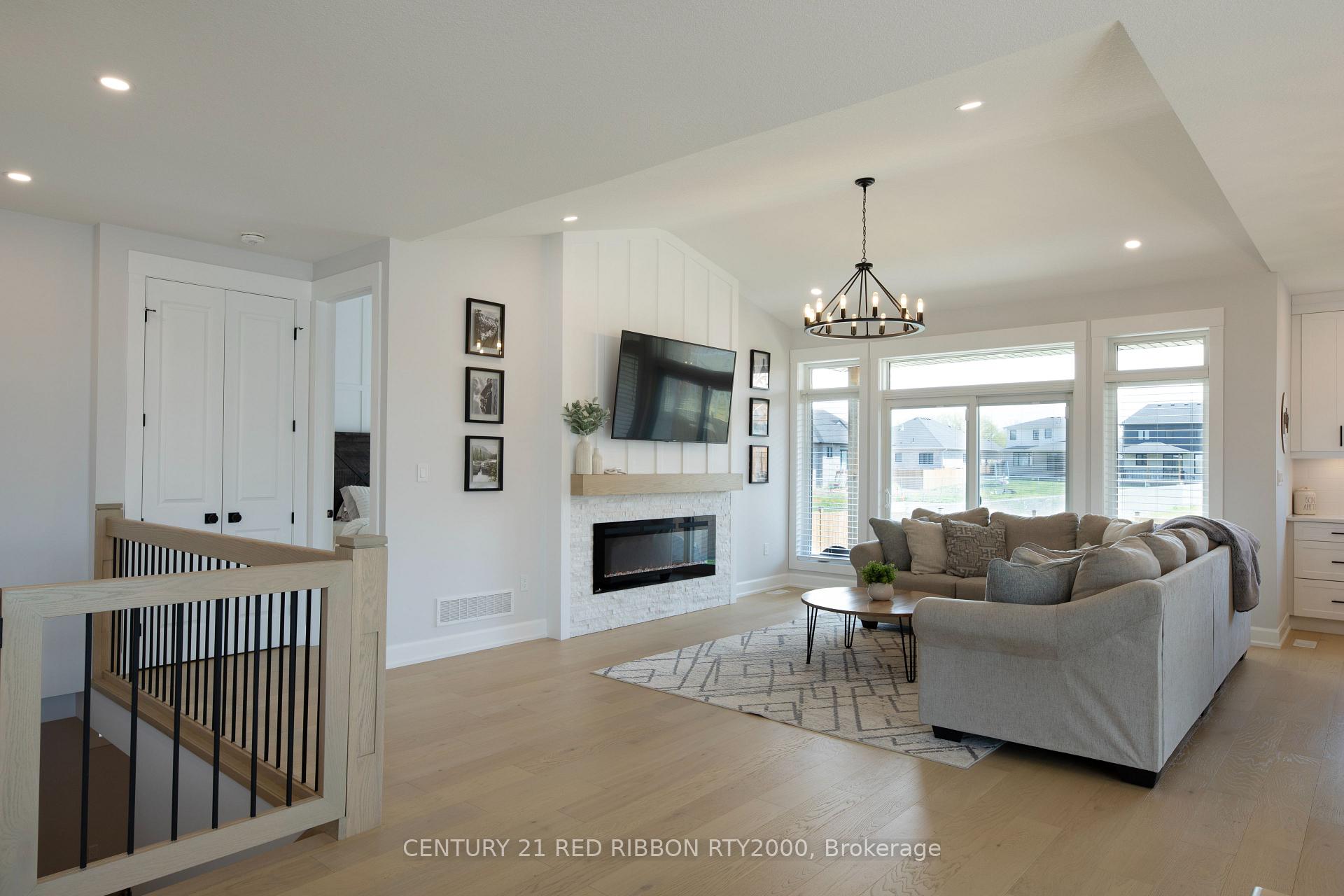 Photo 3 of 11 Briscoe Crescent, Strathroy-Caradoc, NE — HOMEH