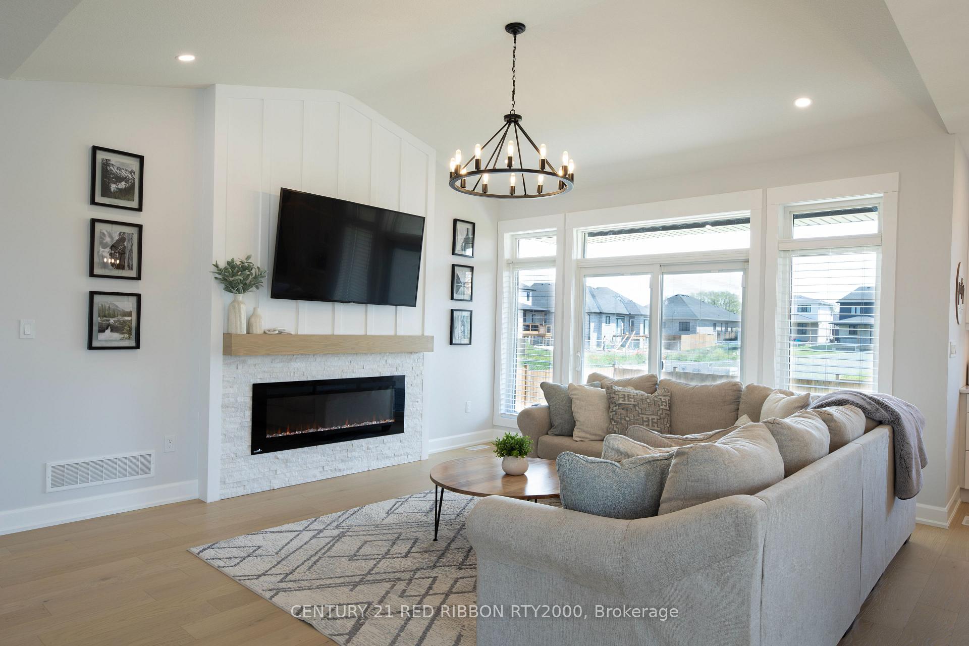 Photo 4 of 11 Briscoe Crescent, Strathroy-Caradoc, NE — HOMEH
