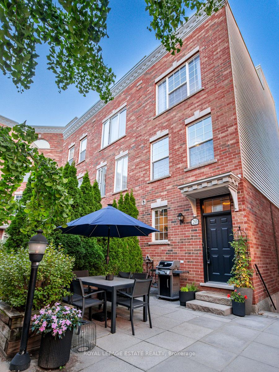 Photo 4 of 20 Fairhead Mews Road, Toronto, East End-Danforth — HOMEH