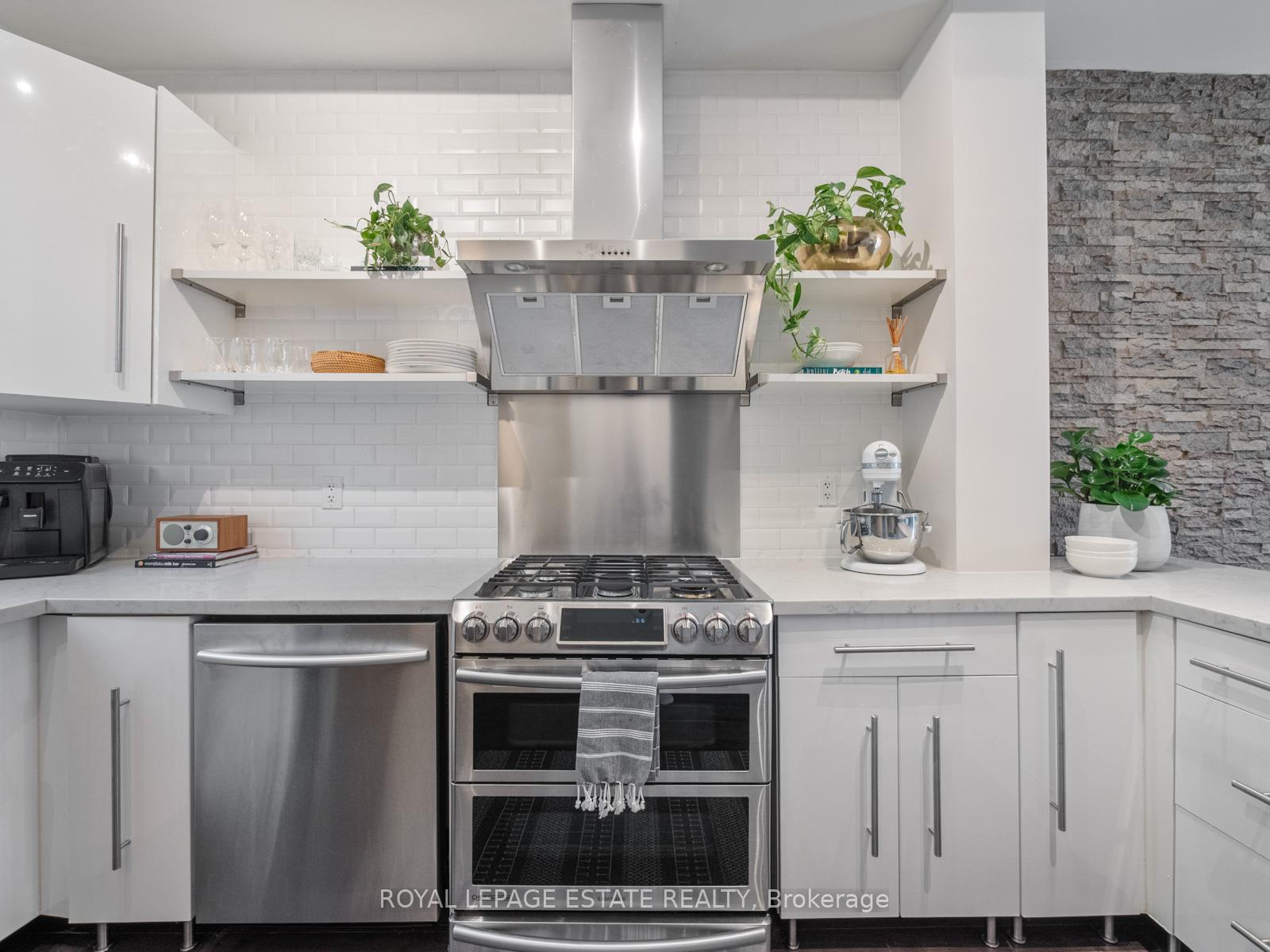 Photo 6 of 20 Fairhead Mews Road, Toronto, East End-Danforth — HOMEH