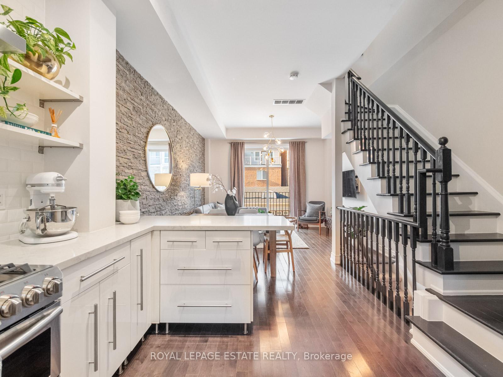 Photo 8 of 20 Fairhead Mews Road, Toronto, East End-Danforth — HOMEH