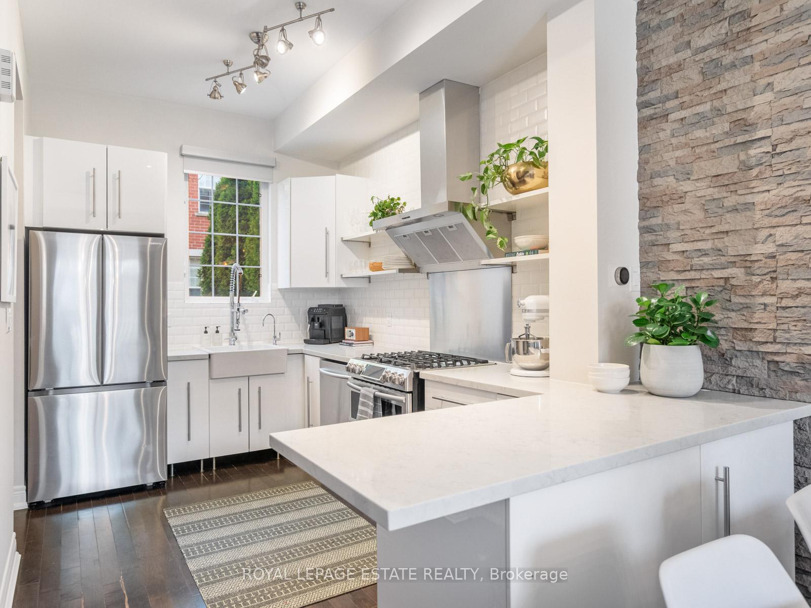 Photo 10 of 20 Fairhead Mews Road, Toronto, East End-Danforth — HOMEH