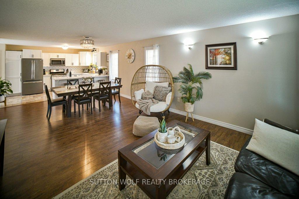 Photo 4 of 22 Pittao Place, Strathroy-Caradoc, NE — HOMEH