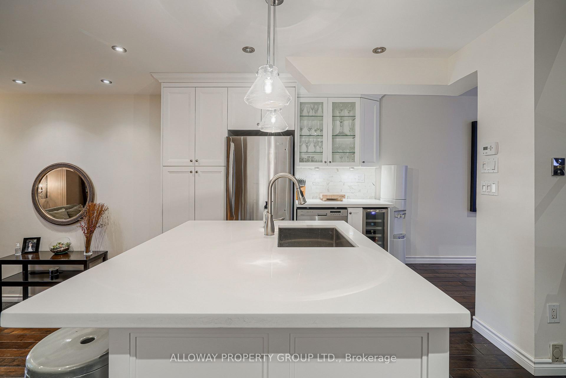 Photo 11 of 25 Gloucester Street, Toronto, Church-Yonge Corridor — HOMEH