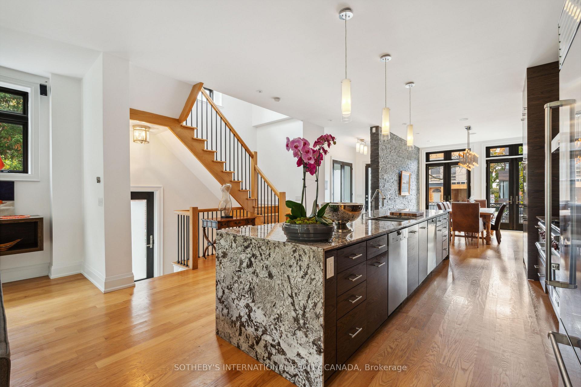 Photo 5 of 5 Lyndhurst Court, Toronto, Casa Loma — HOMEH