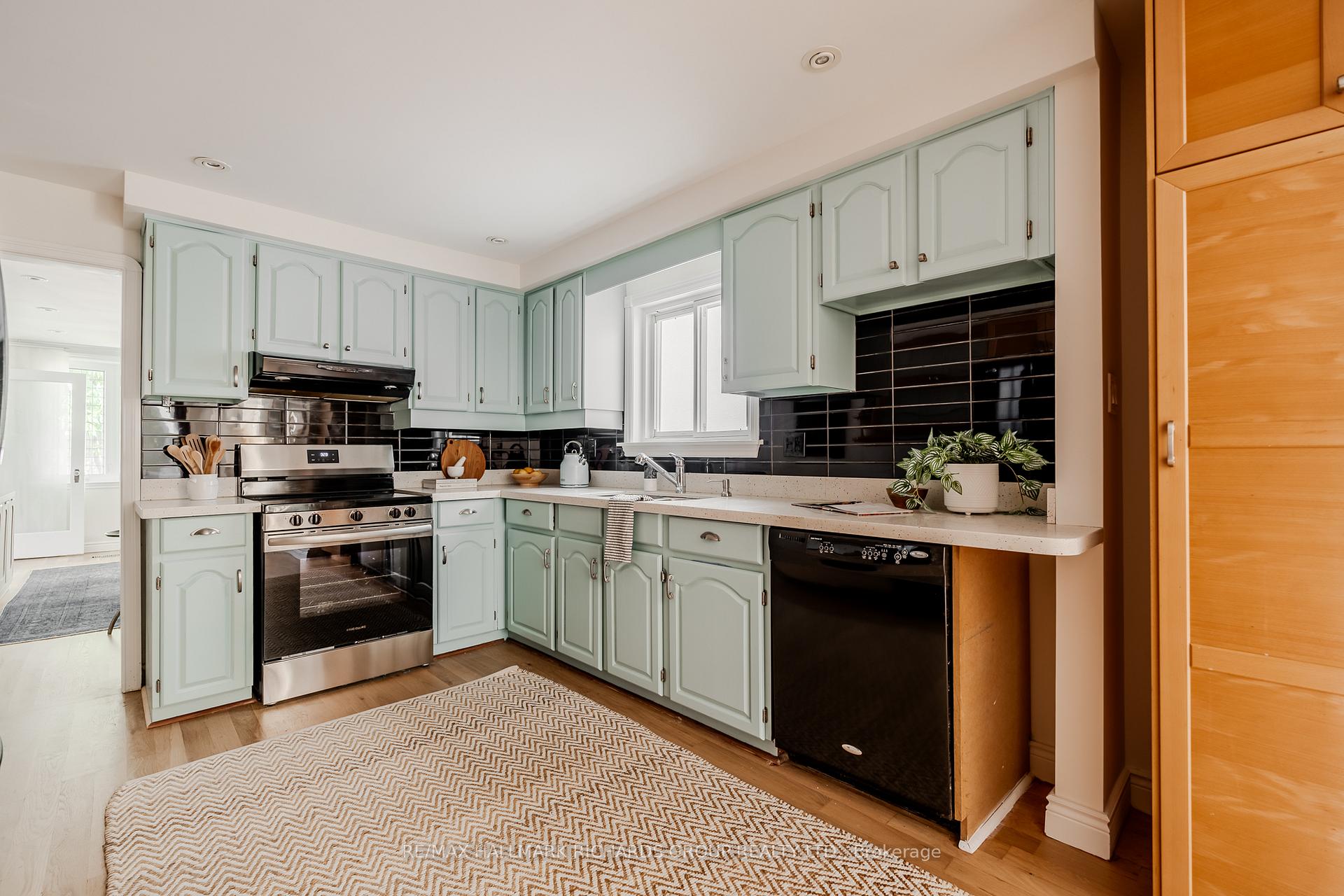 Photo 5 of 296 Linsmore Crescent, Toronto, East York — HOMEH