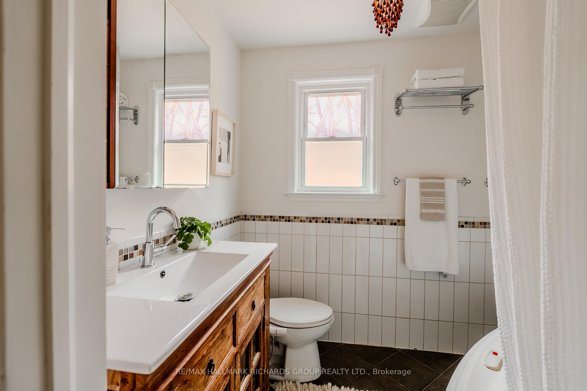 Photo 10 of 296 Linsmore Crescent, Toronto, East York — HOMEH