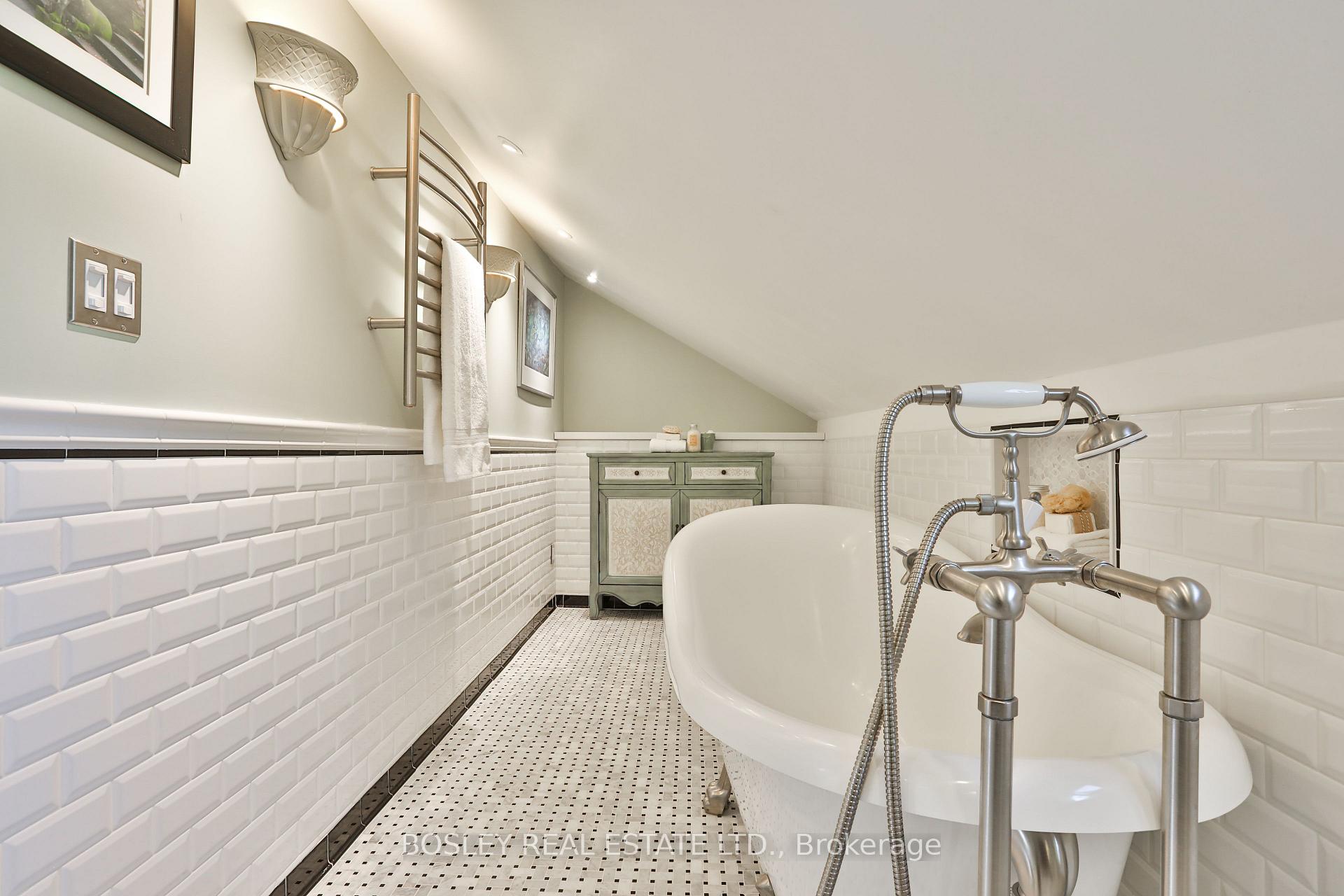 Photo 32 of 14 Beach View Crescent, Toronto, East End-Danforth — HOMEH