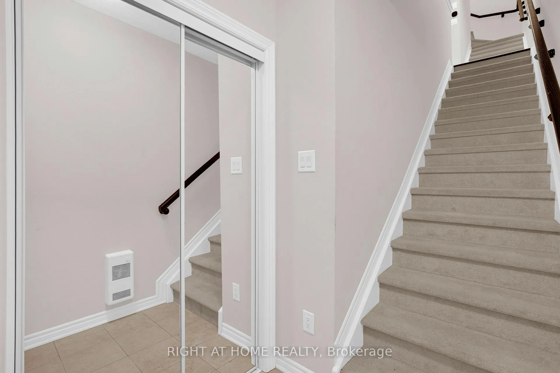 Photo 3 of 127 Anthracite Private, Ottawa, Barrhaven - Heritage Park — HOMEH