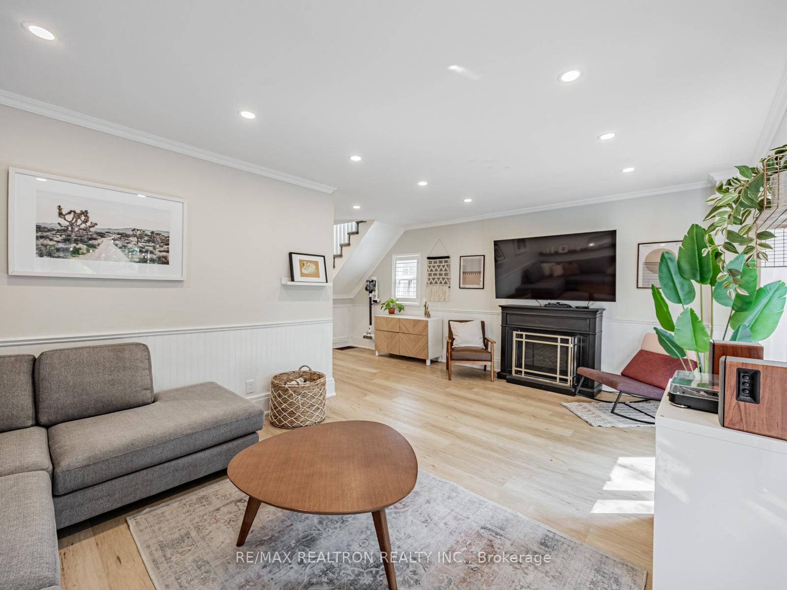 Photo 5 of 121 Barker Avenue, Toronto, Danforth Village-East York — HOMEH