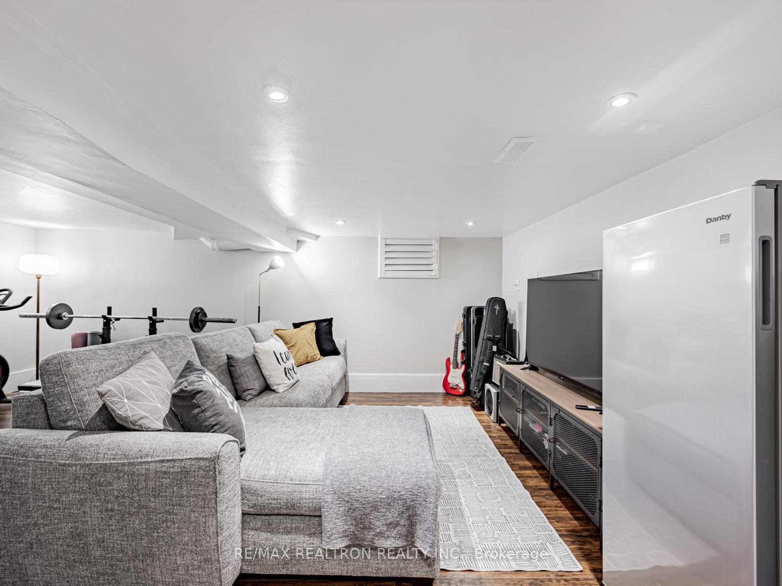 Photo 29 of 121 Barker Avenue, Toronto, Danforth Village-East York — HOMEH
