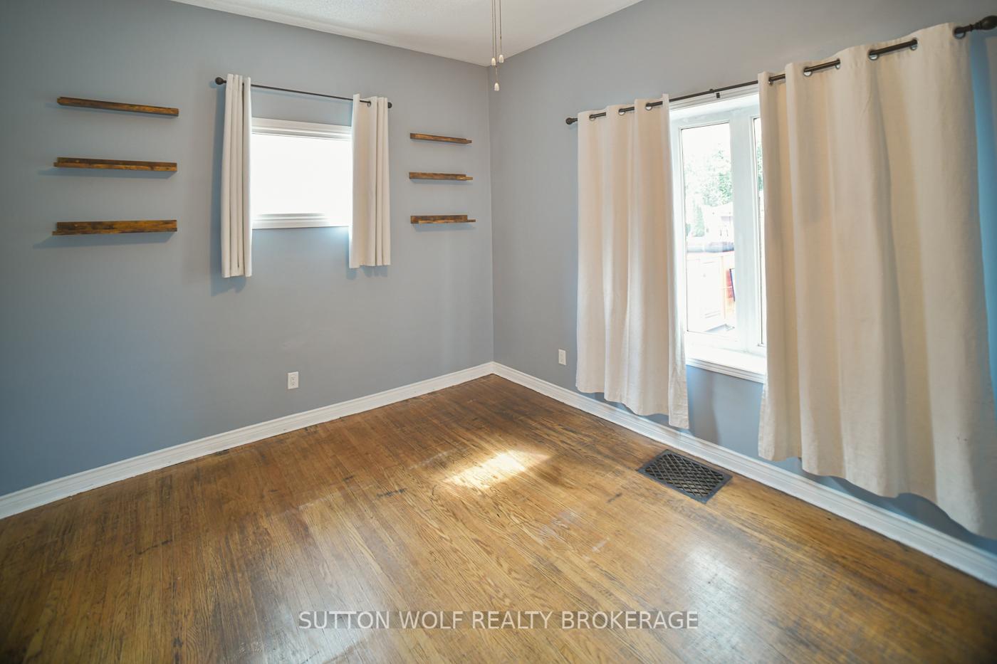 Photo 2 of 133 Oxford Street, Strathroy-Caradoc, NW — HOMEH