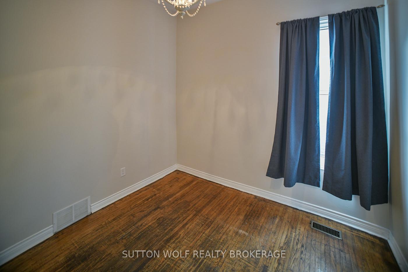 Photo 5 of 133 Oxford Street, Strathroy-Caradoc, NW — HOMEH
