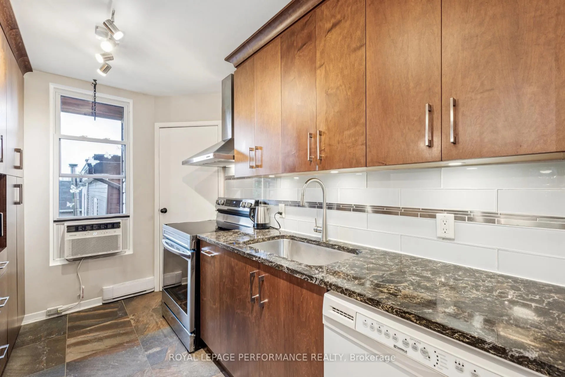 Photo 8 of Unit 4, 71 Sweetland Avenue, Ottawa, Sandy Hill — HOMEH