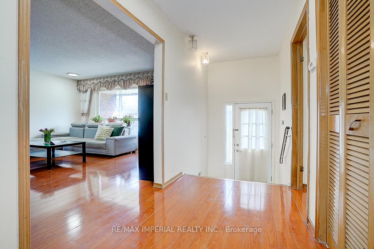 Photo 7 of 50 Glendower Circuit, Scarborough, L'Amoreaux — HOMEH