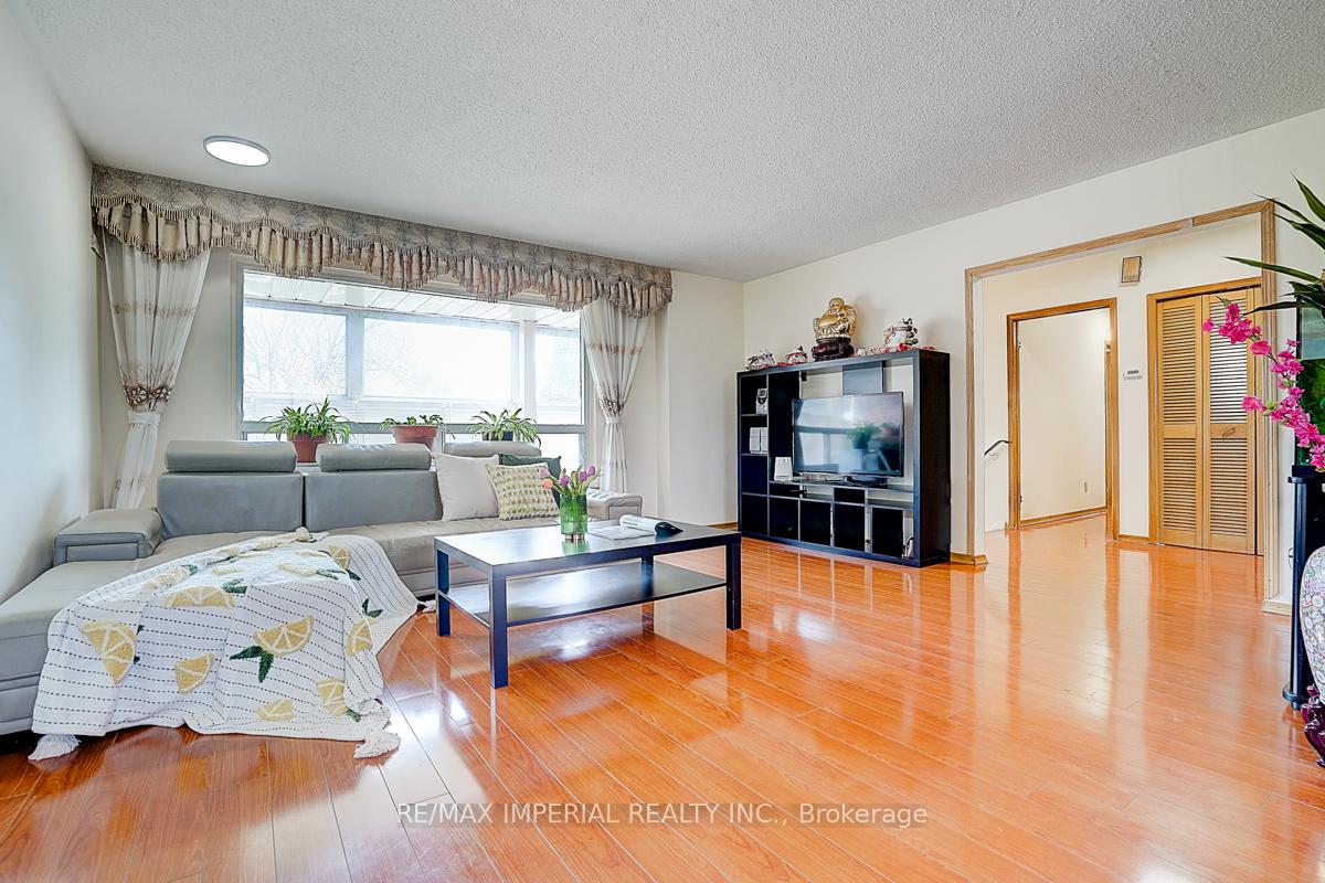 Photo 10 of 50 Glendower Circuit, Scarborough, L'Amoreaux — HOMEH