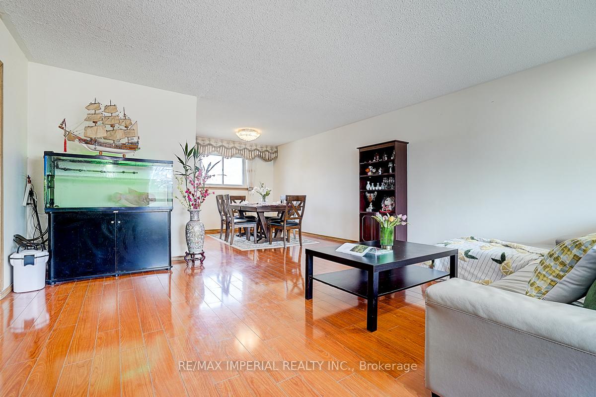 Photo 11 of 50 Glendower Circuit, Scarborough, L'Amoreaux — HOMEH