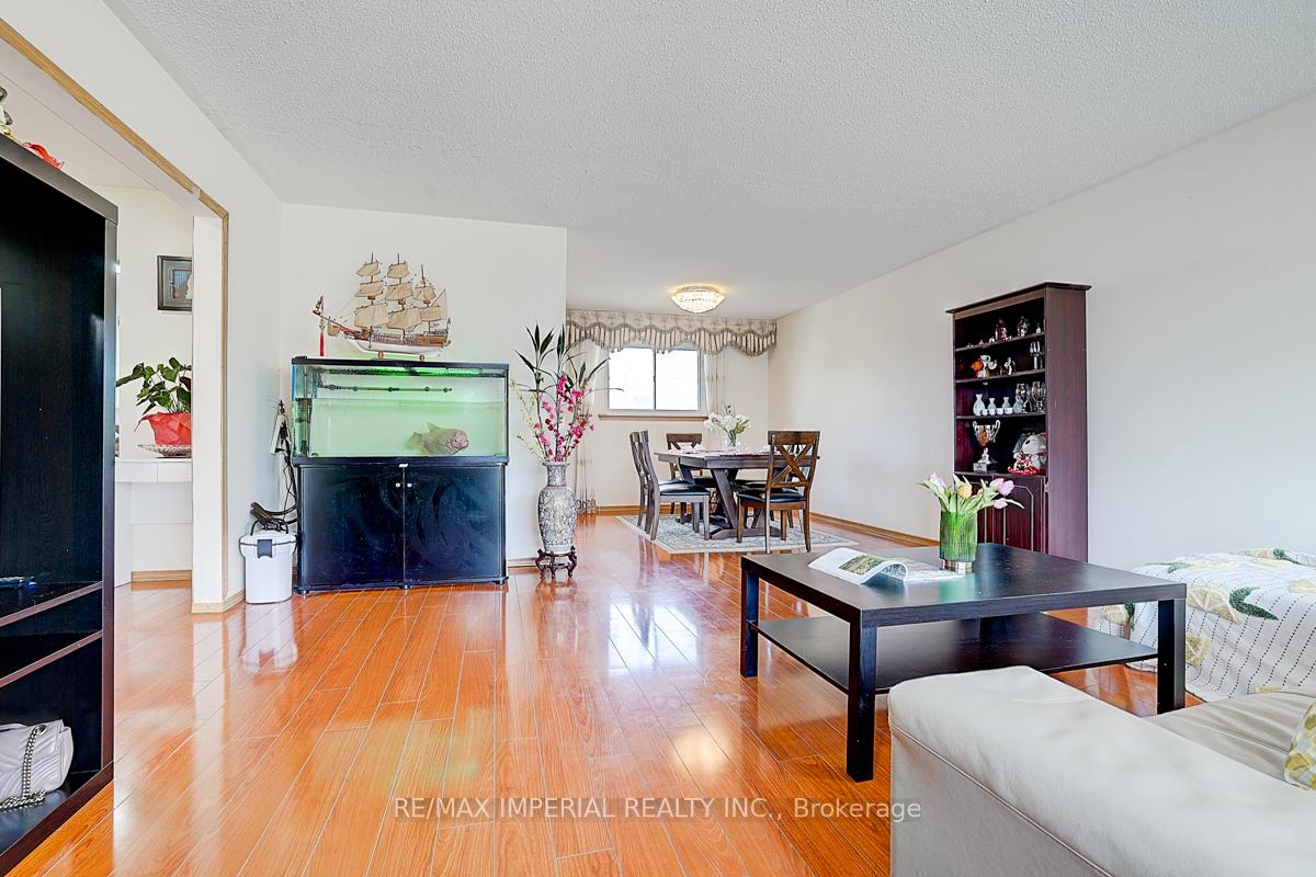 Photo 12 of 50 Glendower Circuit, Scarborough, L'Amoreaux — HOMEH